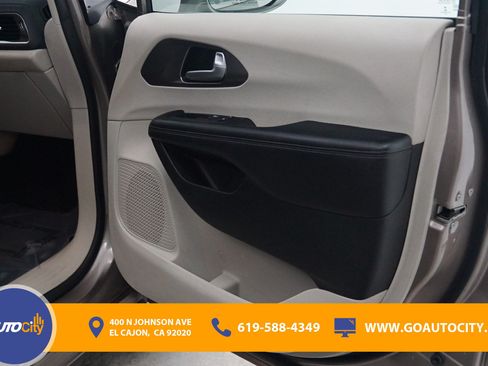 Used 2017 Chrysler Pacifica Limited w/ Advanced Safetytec Group FWD image 17