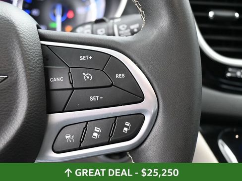 Used 2024 Chrysler Pacifica Touring-L FWD image 35