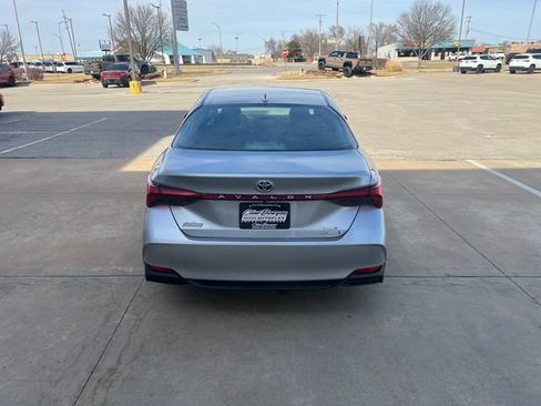 Used 2019 Toyota Avalon XLE w/ Moonroof Package image 4