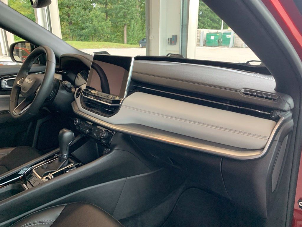 Used 2025 Jeep Compass Limited AWD/4WD image 18
