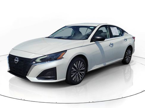 Used 2025 Nissan Altima 2.5 SV FWD image 3