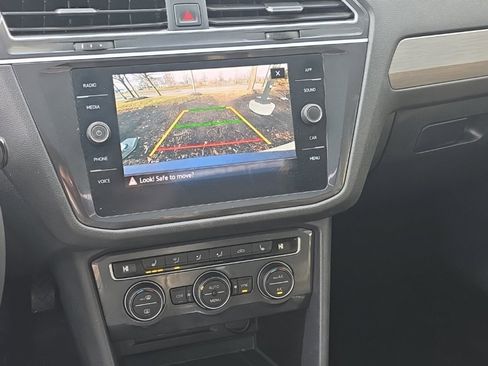 Used 2021 Volkswagen Tiguan SE image 32