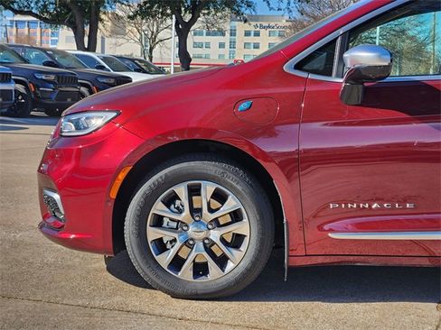 Used 2023 Chrysler Pacifica Pinnacle image 9