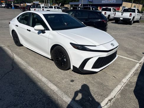 Used 2025 Toyota Camry SE FWD image 2