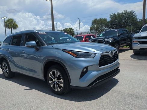 Used 2022 Toyota Highlander XLE FWD image 3