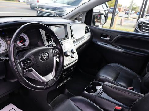 Used 2016 Toyota Sienna SE image 14