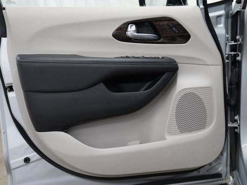 Certified 2024 Chrysler Pacifica Limited image 18