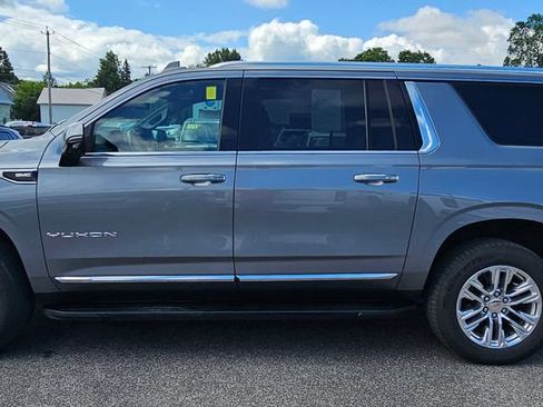 Used 2022 GMC Yukon XL SLT w/ SLT Luxury Package AWD/4WD image 4
