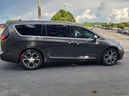 Used 2022 Chrysler Pacifica Pinnacle FWD image 8