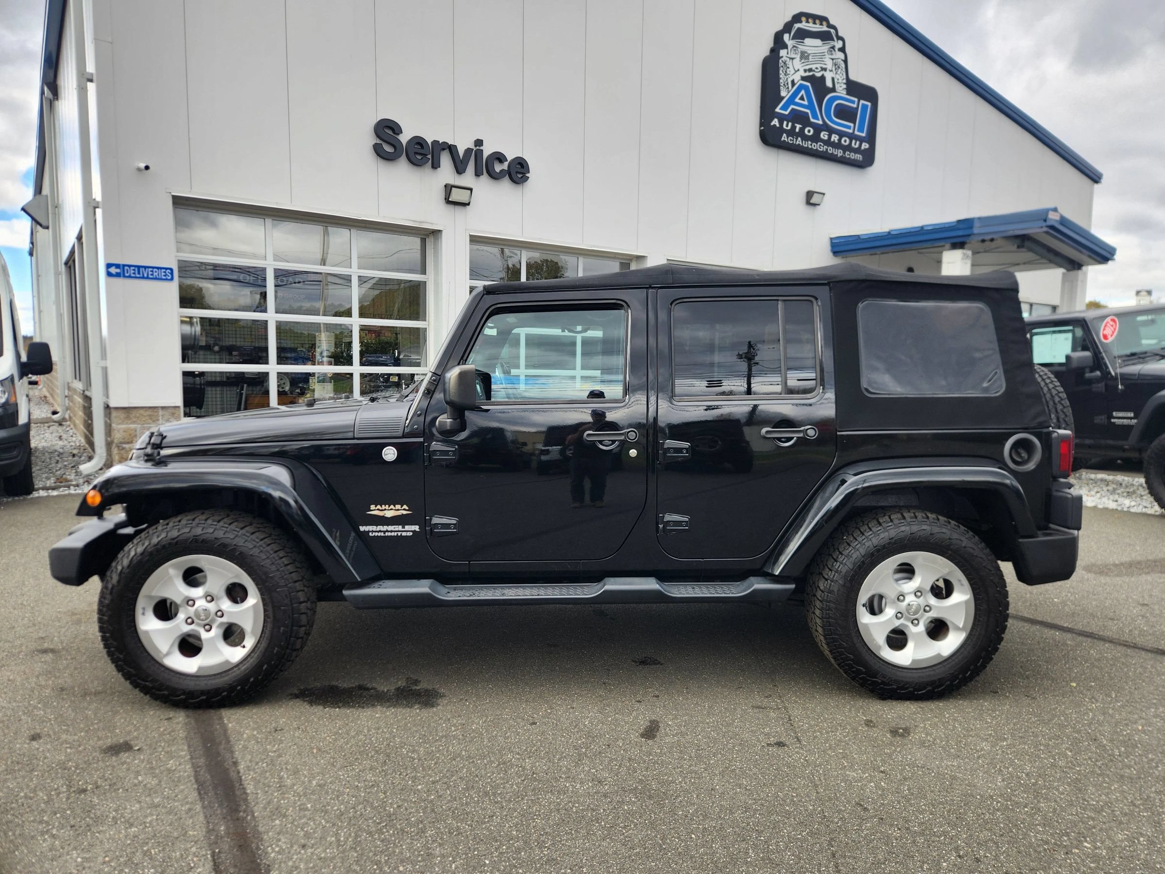 Used 2015 Jeep Wrangler Unlimited Sahara w/ Connectivity Group AWD/4WD image 9