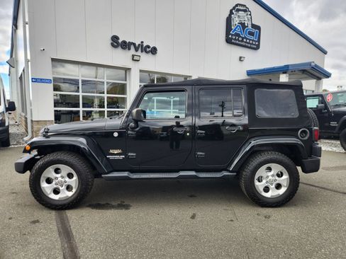 Used 2015 Jeep Wrangler Unlimited Sahara w/ Connectivity Group AWD/4WD image 9