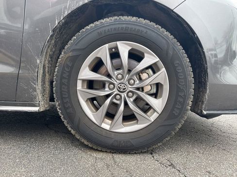 Used 2023 Toyota Sienna XLE FWD image 53