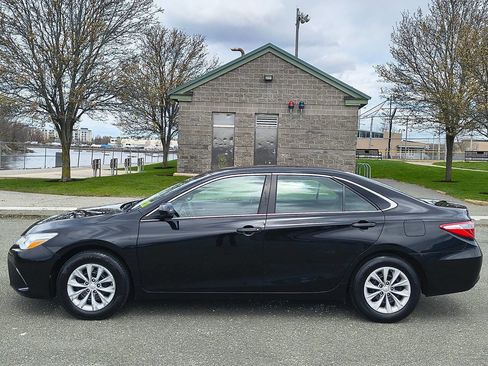 Used 2015 Toyota Camry LE image 4