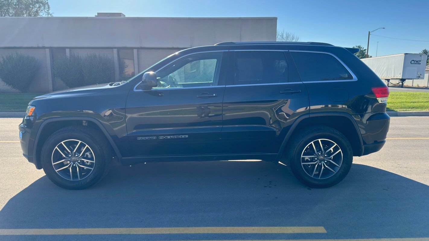 Used 2019 Jeep Grand Cherokee Laredo w/ 18" Wheel & 8.4" Radio Group AWD/4WD image 2