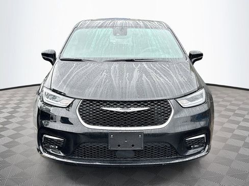 Used 2025 Chrysler Pacifica Select image 2