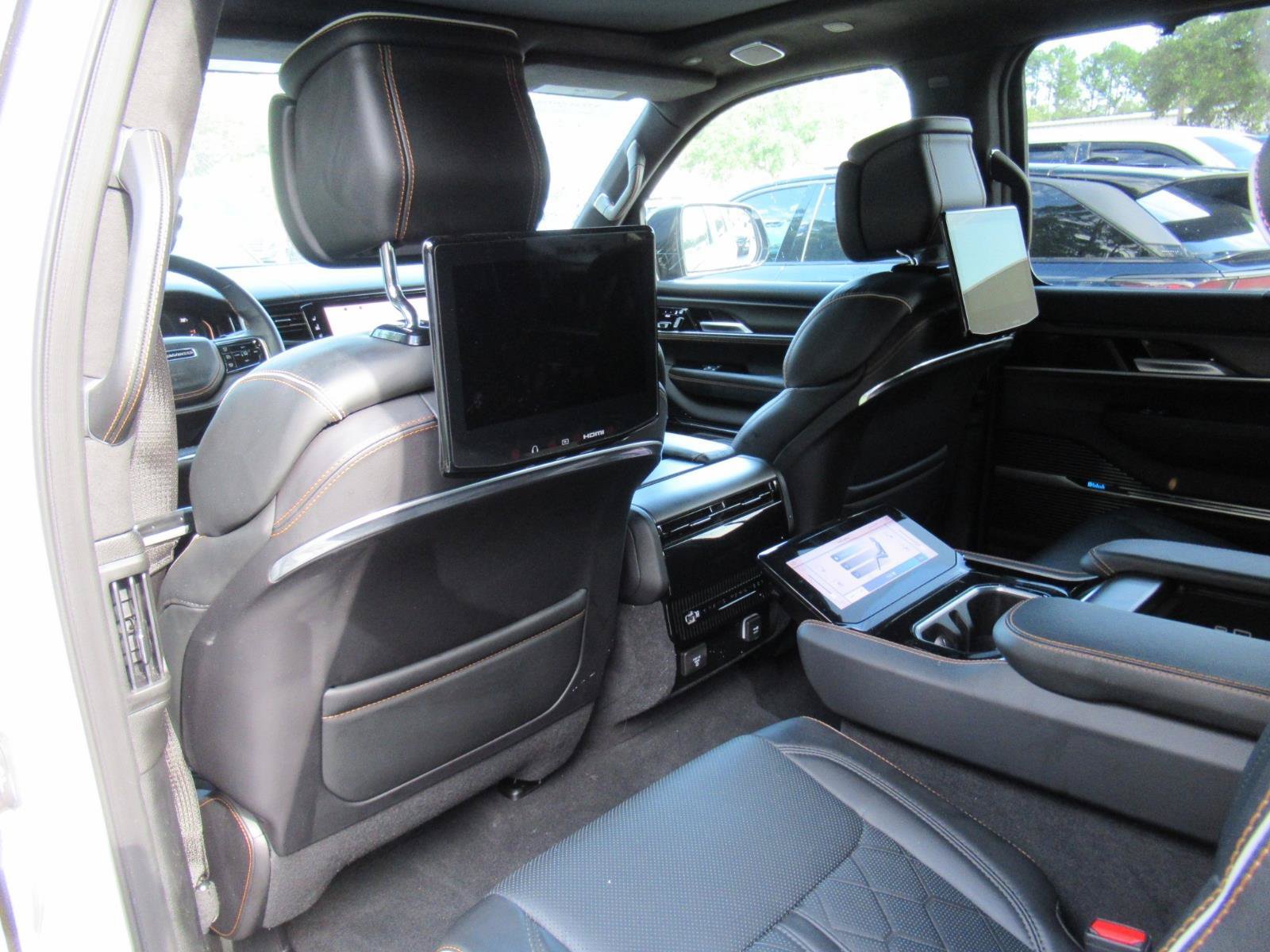 Used 2025 Jeep Grand Wagoneer Series III w/ Rear Seat Video Group 1 AWD/4WD image 17