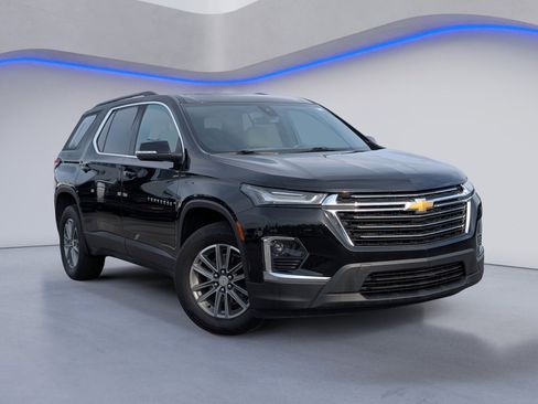 Used 2022 Chevrolet Traverse LT image 2