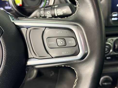 Used 2022 Jeep Wrangler Unlimited Sahara AWD/4WD image 15
