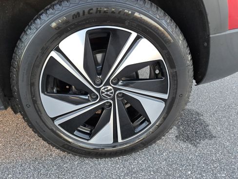 Used 2024 Volkswagen Taos SE image 29