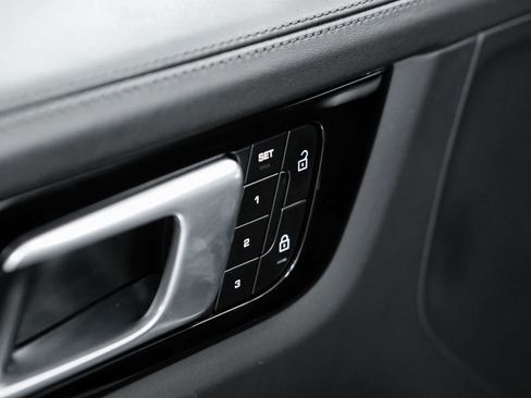 Certified 2022 Porsche Cayenne Turbo AWD/4WD image 25