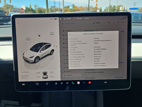 Used 2022 Tesla Model Y Long Range image 9