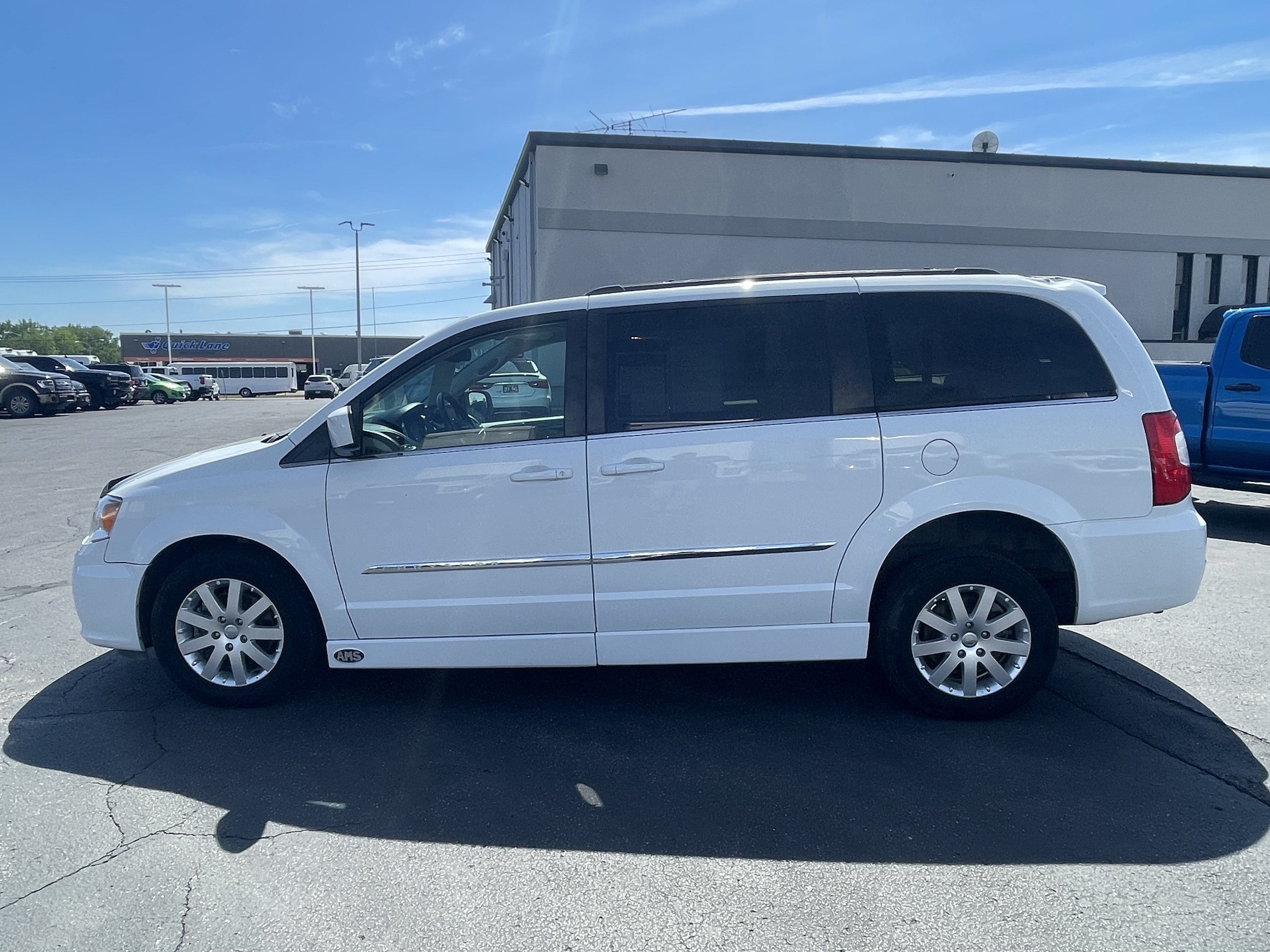 Used 2016 Chrysler Town & Country Touring FWD image 5