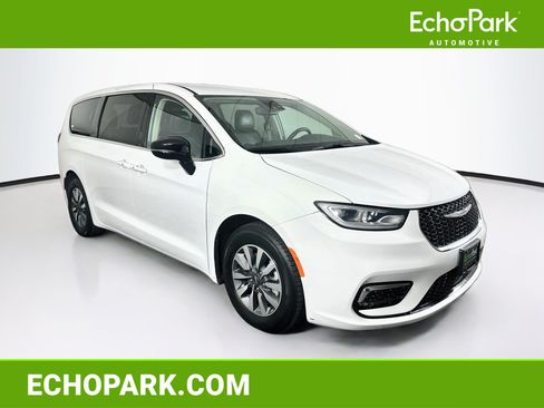 Used 2024 Chrysler Pacifica Limited FWD image 1