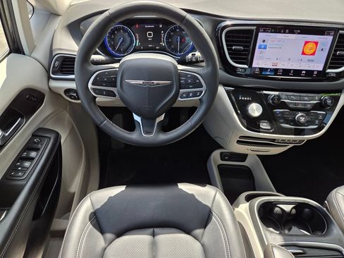 Used 2024 Chrysler Pacifica Touring-L FWD image 17