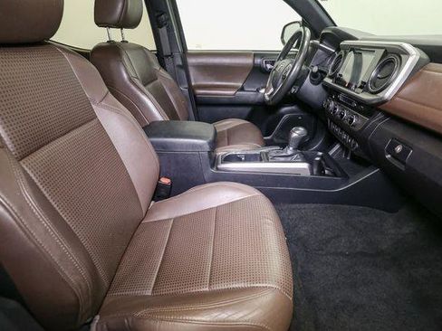 Used 2017 Toyota Tacoma Limited image 18