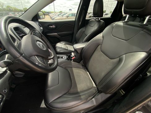 Used 2019 Jeep Cherokee Latitude Plus w/ Comfort/Convenience Group AWD/4WD image 10