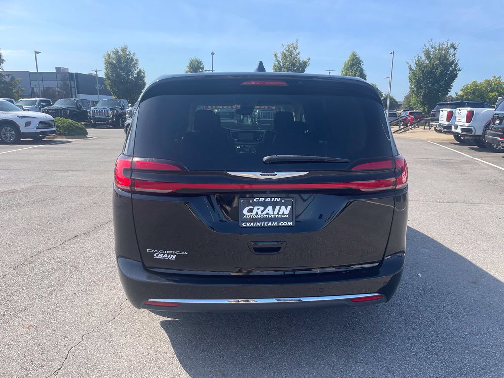 Used 2024 Chrysler Pacifica Touring-L FWD image 9