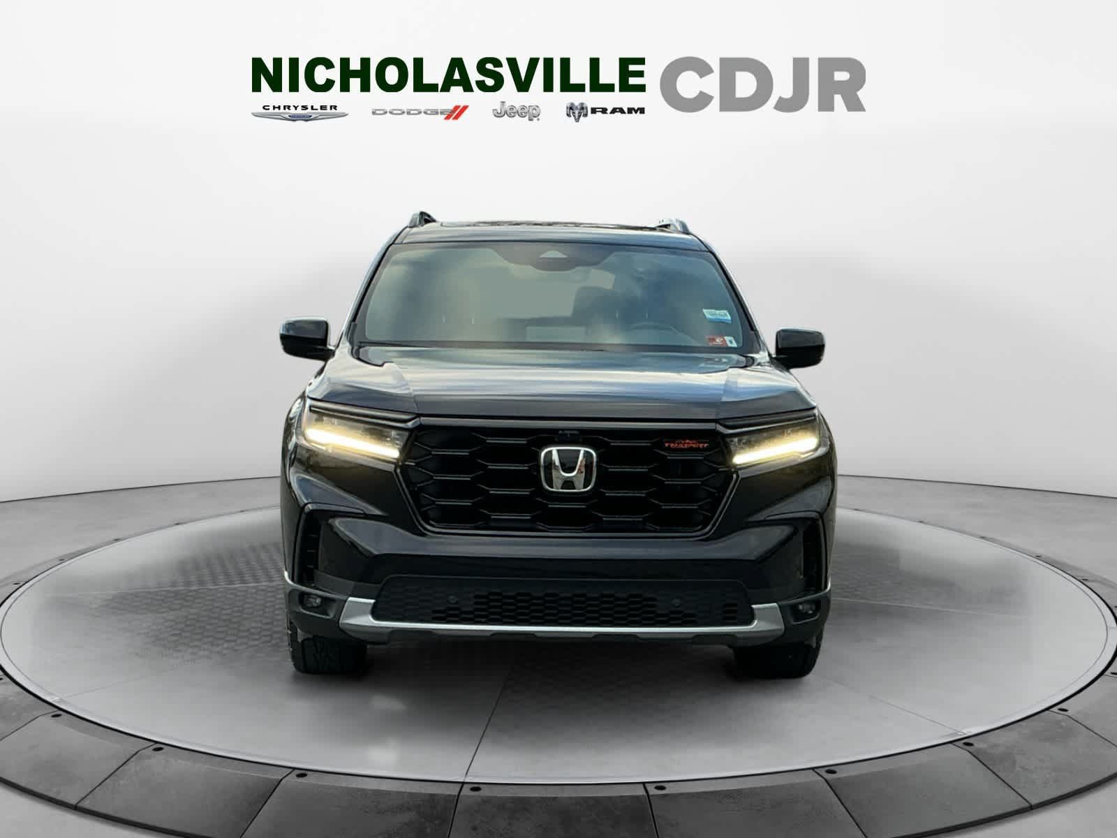 Used 2025 Honda Pilot TrailSport image 8