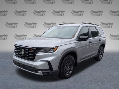Certified 2025 Honda Pilot TrailSport image 9
