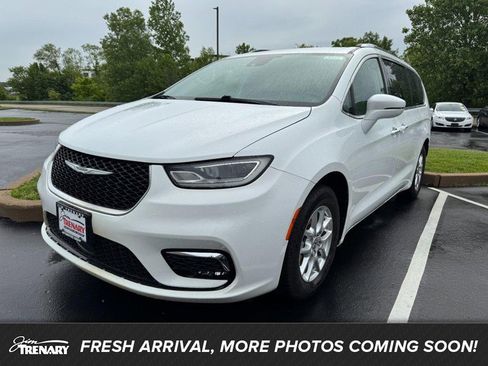 Used 2021 Chrysler Pacifica Touring-L FWD image 1