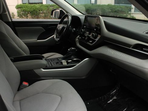 Used 2021 Toyota Highlander LE AWD/4WD image 30