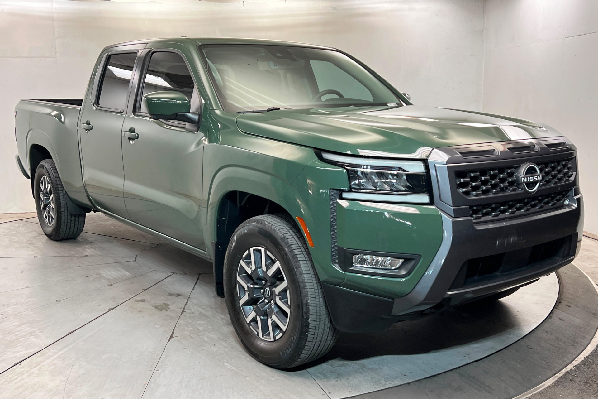 Used 2025 Nissan Frontier SL AWD/4WD image 8