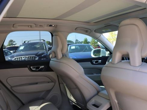 Used 2018 Volvo XC60 T6 Momentum w/ Convenience Package image 13