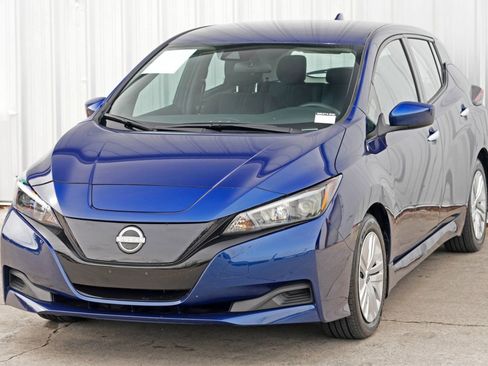 Used 2025 Nissan Leaf S image 40