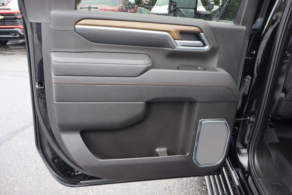 Used 2025 Chevrolet Silverado 3500 High Country w/ High Country Premium Package AWD/4WD image 27