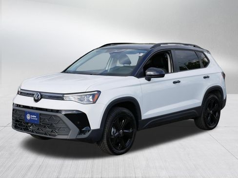 Certified 2025 Volkswagen Taos SE AWD/4WD image 3
