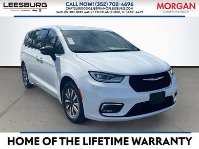 New 2025 Chrysler Pacifica Select