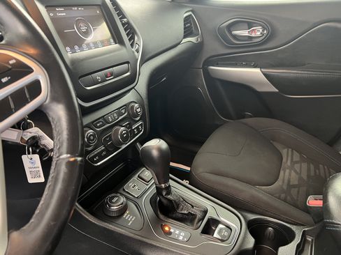 Used 2020 Jeep Cherokee Latitude AWD/4WD image 24