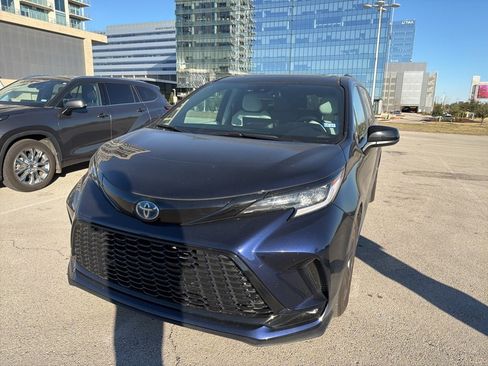 Used 2025 Toyota Sienna XSE image 11