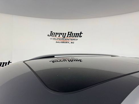 Used 2023 Volkswagen Tiguan SE w/ Panoramic Sunroof Package image 6