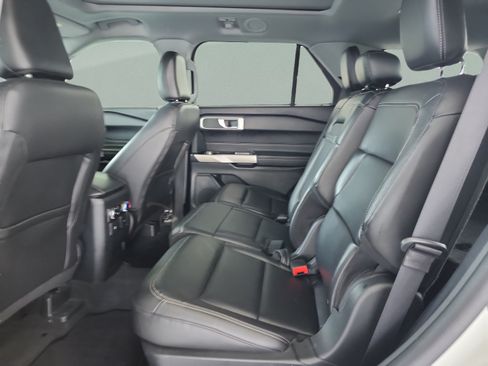 Used 2022 Ford Explorer XLT w/ Equipment Group 202A RWD image 17