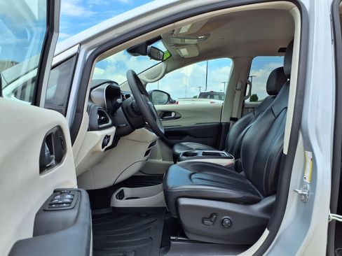 Used 2023 Chrysler Pacifica Touring-L FWD image 18