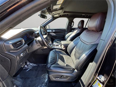 Used 2020 Ford Explorer Platinum w/ Premium Technology Package image 2