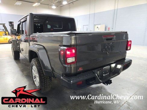 Used 2023 Jeep Gladiator Sport image 3