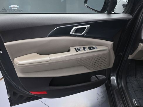 Certified 2025 Kia Carnival LXS image 10