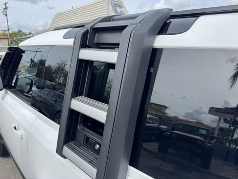 Used 2022 Land Rover Defender 90 X-Dynamic SE image 28